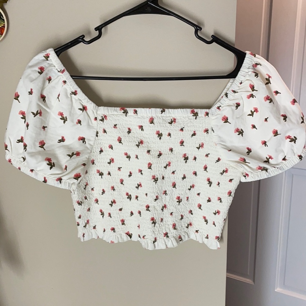 American Eagle puff sleeve floral crop top